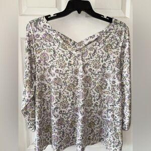 Bobeau Women's 1X V-Neck Top Back Cutout Detail Ivory Lilac Floral NEW